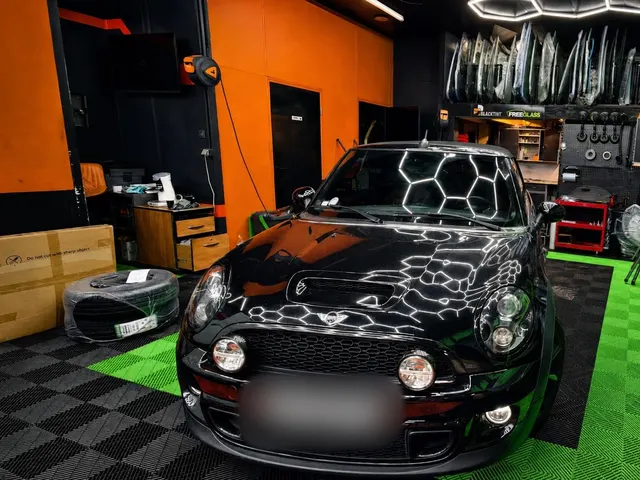 Remplacement de la lunette arrière sur cette Mini Cooper à Corbeil-Essonnes