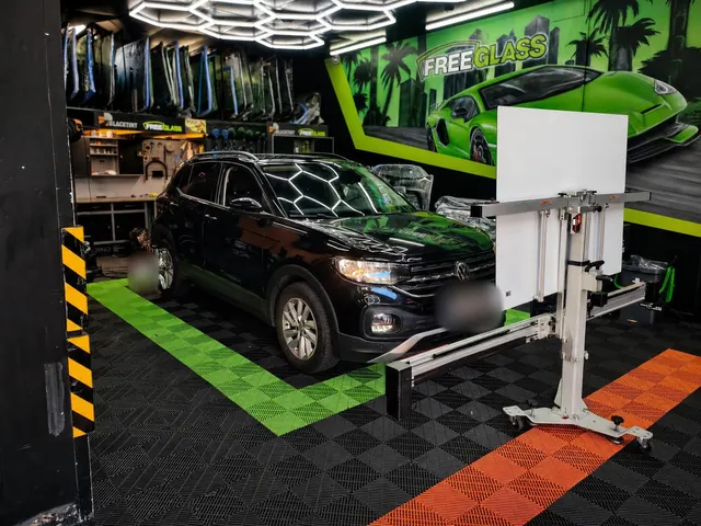 Recalibrage ADAS sur une Volkswagen T-Cross en centre Freeglass (photo 1/3)