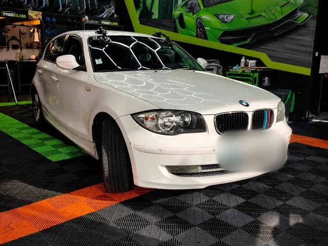 Remplacement du pare-brise sur cette BMW Série 1 à Corbeil-Essonnes