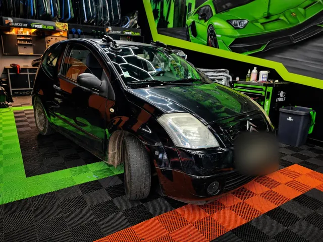 Remplacement du pare-brise sur une Citroën C2 en atelier