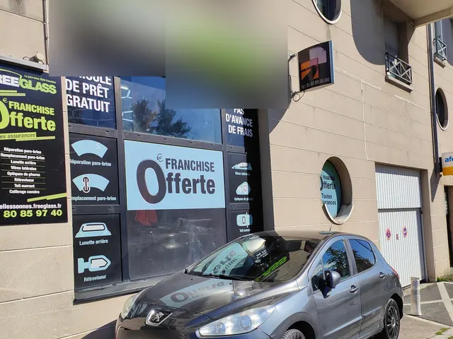 Remplacement du pare-brise sur cette Peugeot à Corbeil-Essonnes