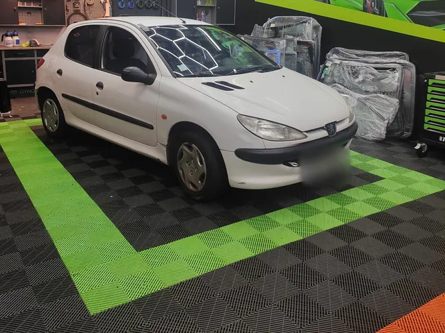 Remplacement du pare-brise sur cette Peugeot à Corbeil-Essonnes