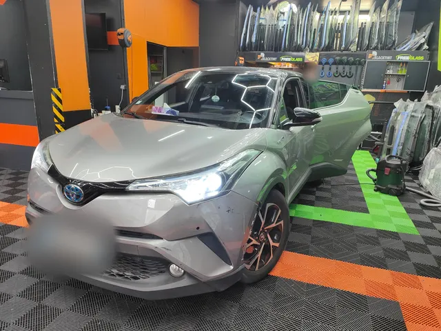 Remplacement d’une vitre latérale sur cette Toyota au centre Freeglass de Corbeil-Essonnes.