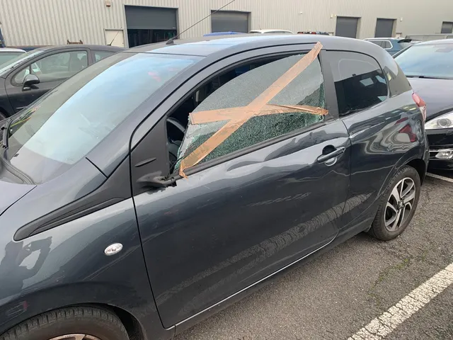 Remplacement d’une vitre latérale sur une Peugeot 108 à Grigny