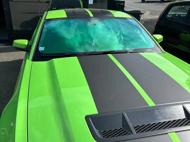 Remplacement du pare-brise sur une Ford Mustang Shelby (photo 1/2)