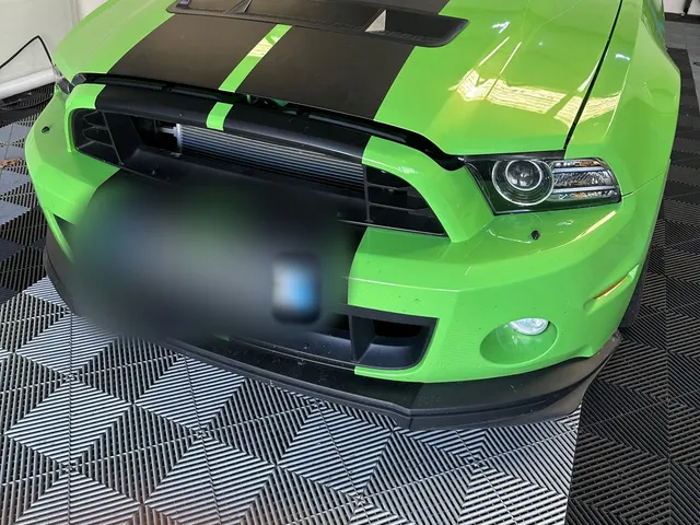 Remplacement du pare-brise sur une Ford Mustang Shelby (photo 2/2)