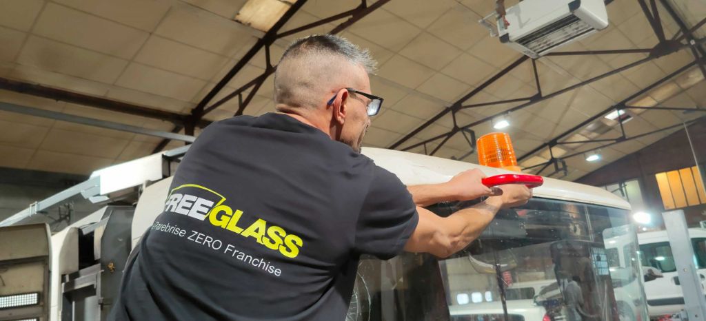 Technicien Freeglass en intervention sur un pare-brise